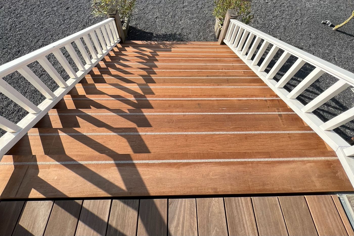 Houten bordes met witte balustrade