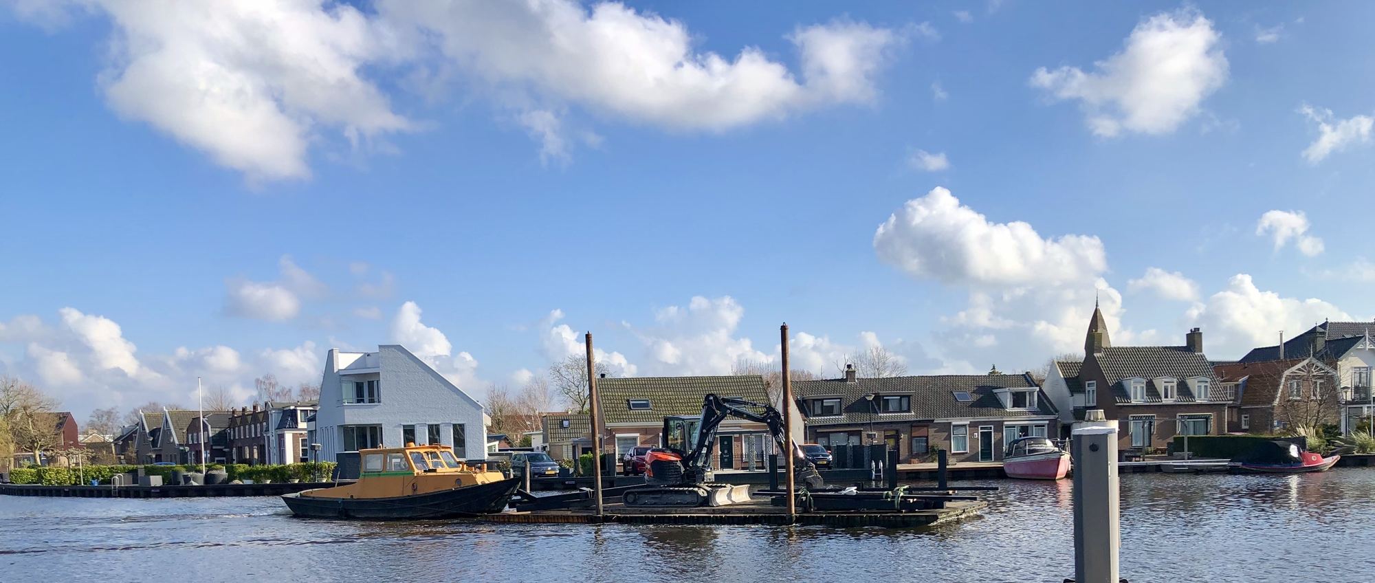 Werkboot met graafmachine in een Amstelveense haven