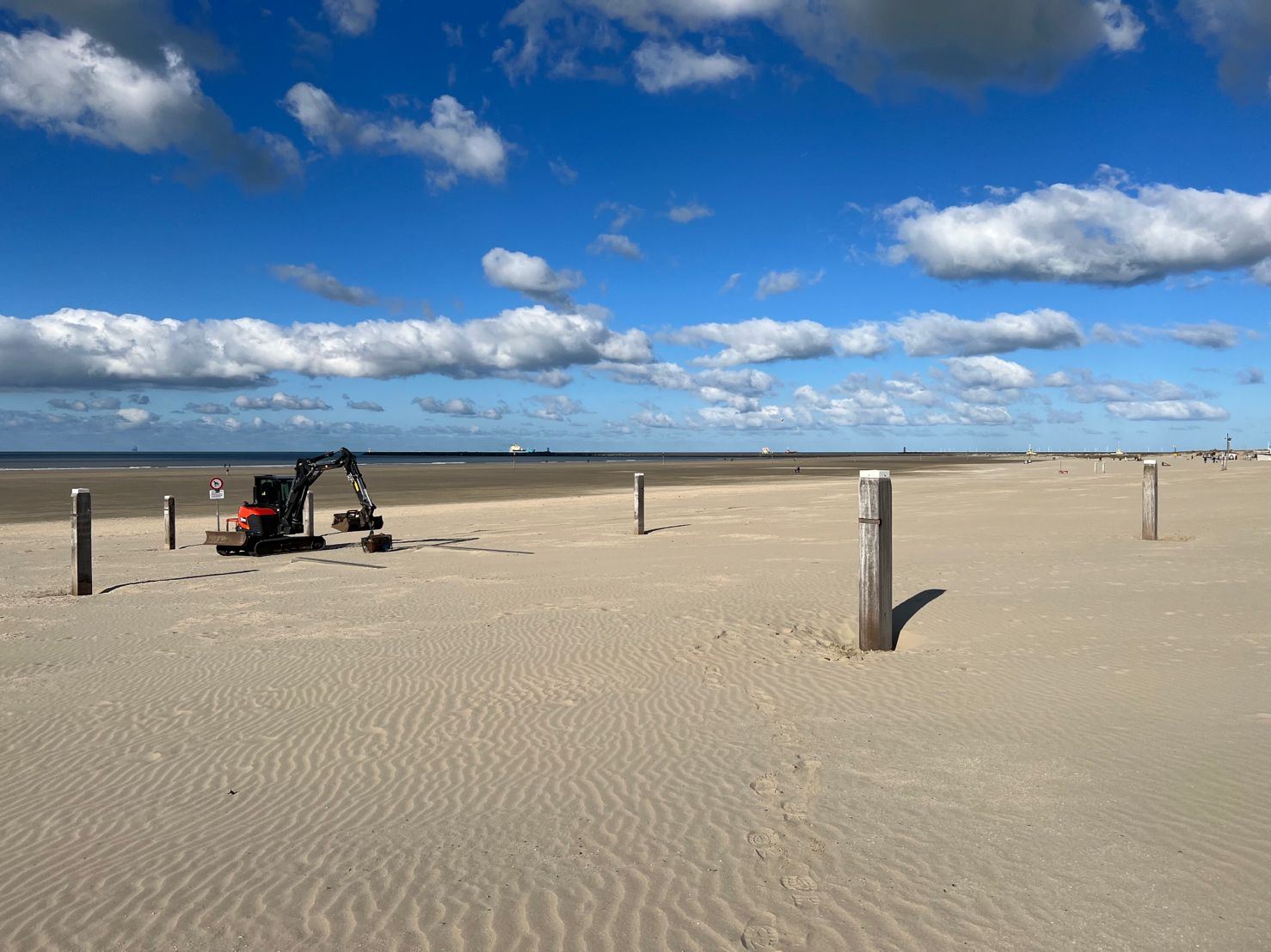 Graafmachine van Portengen aan het werk op het strand