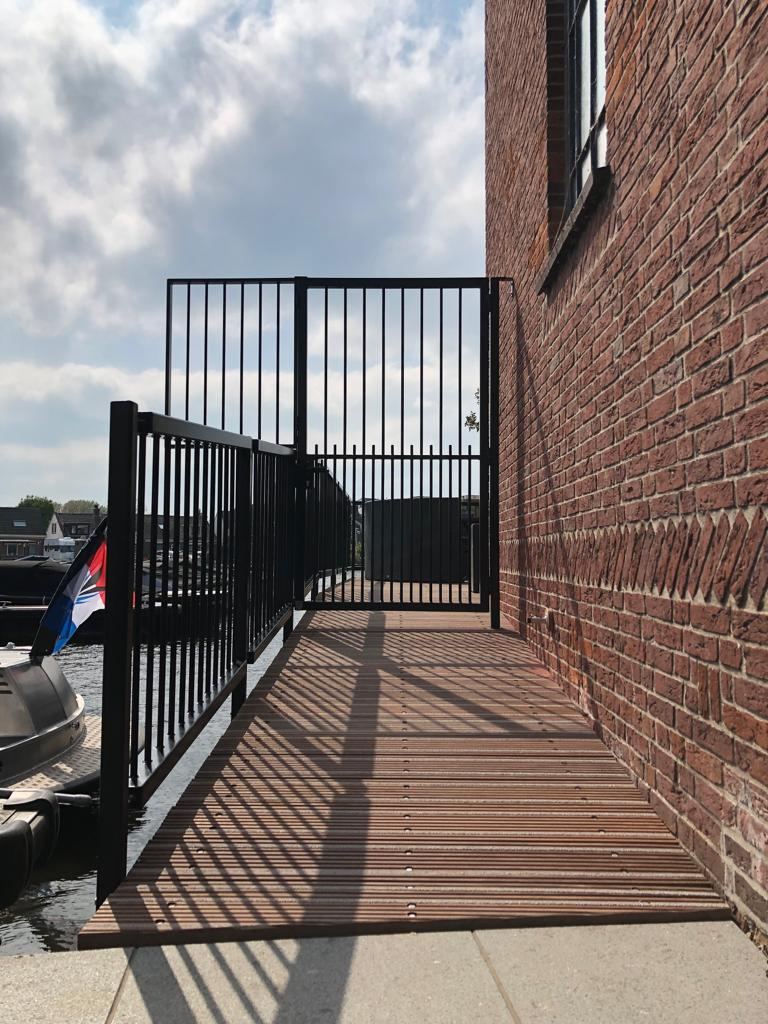 Stalen hekwerk met poort