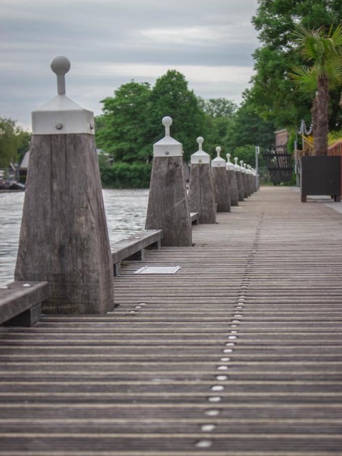 Houten steiger aan het water