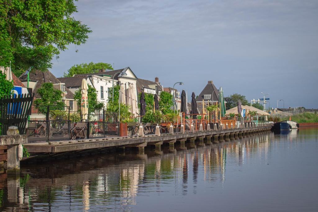 Lange houten steiger langs de Amstel bij Ouderkerk