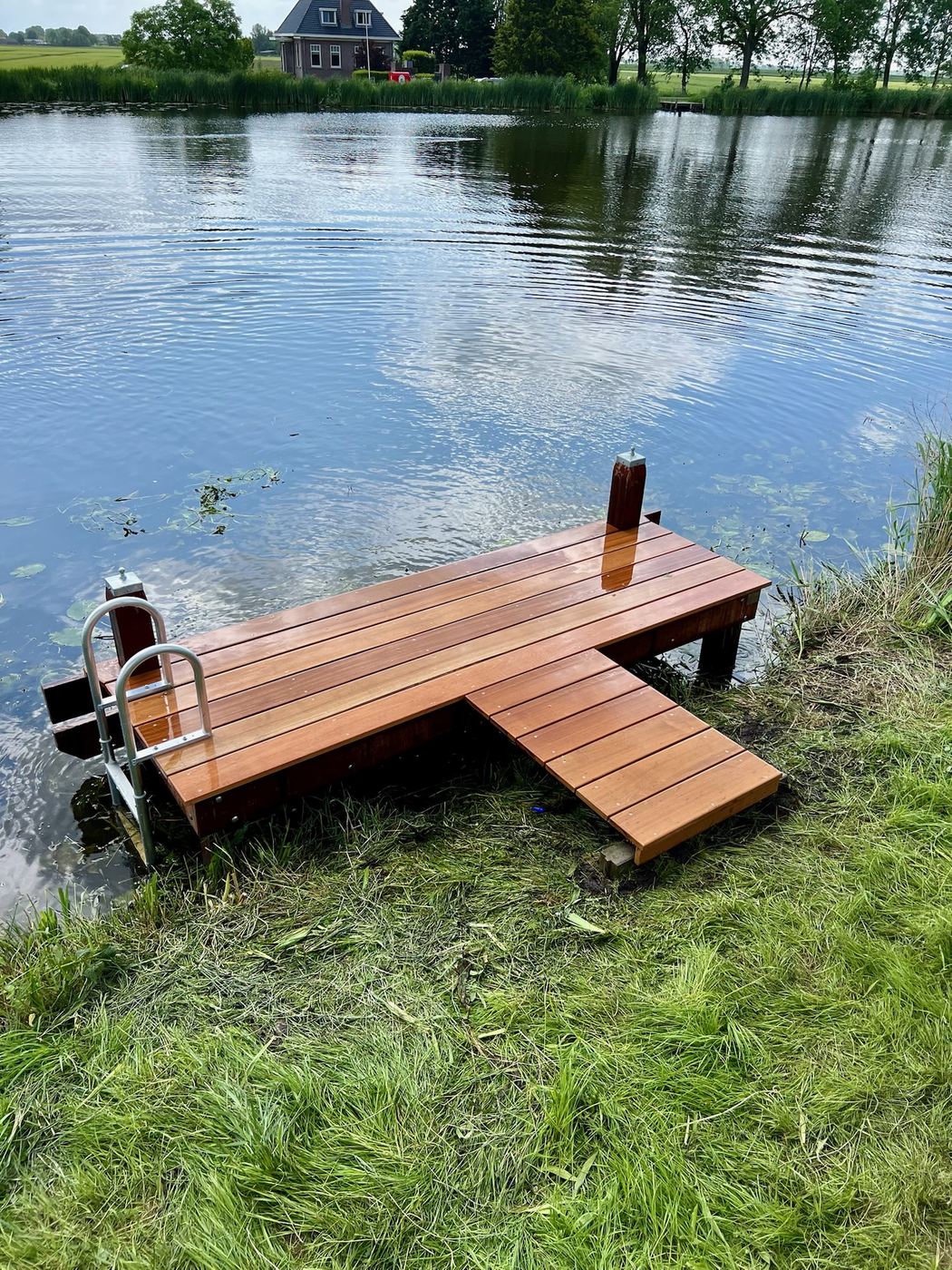 Kleine houten aanlegsteiger aan een plas