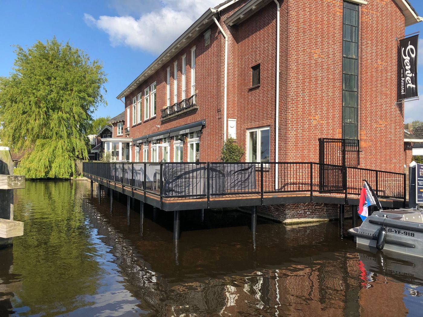 Nieuw houten terras aan de Amstel