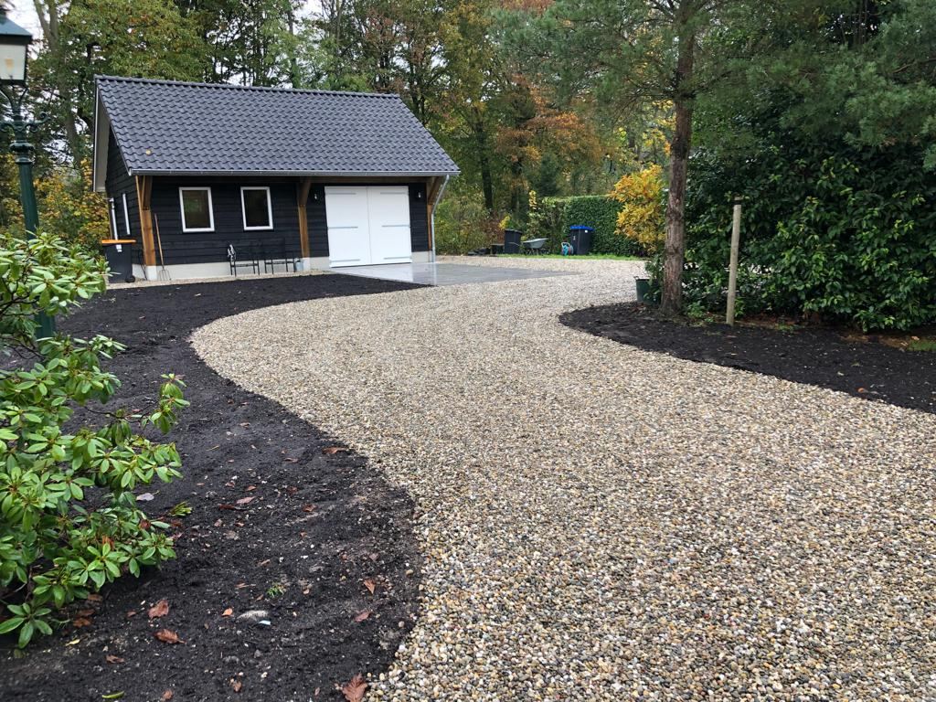Ingericht terrein met grindpad