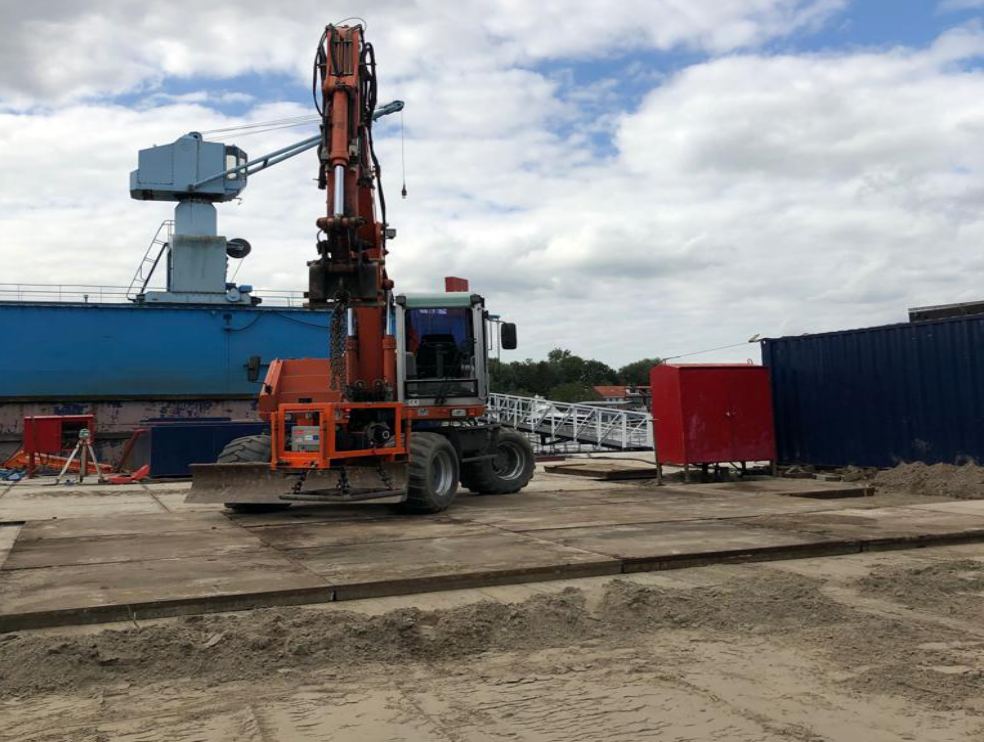 Terrein met stelconplaten