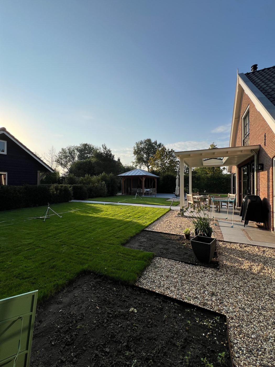 Tuinaanleg met nieuw gras en grindborders